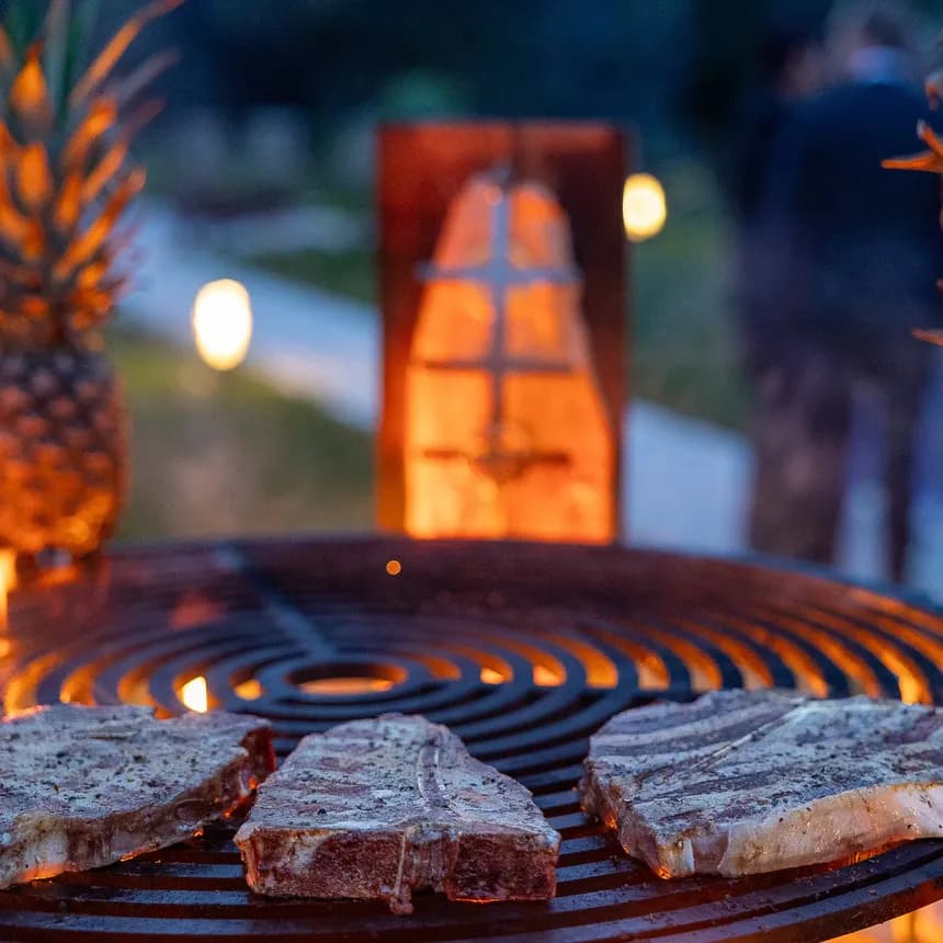 Outdoor-Grill in der blauen Stunde — Catering-Event Witt