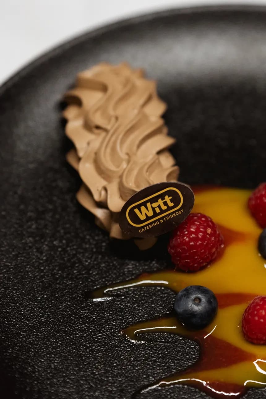 Dessert mit Witt-Catering-Schoko-Plättchen und Fruchtspiegel